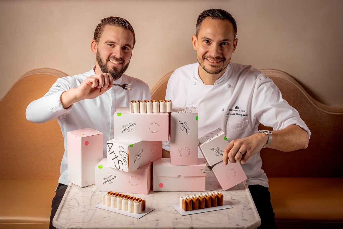 Thibault Hauchard and 
Nicolas Rouzaud presenting the Gâteau des Amis